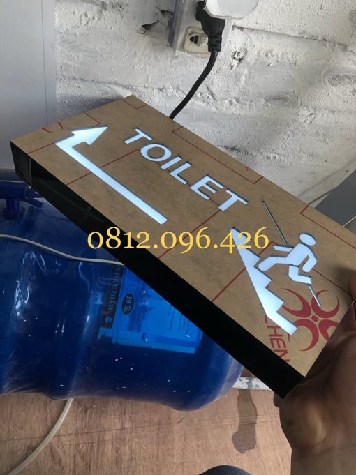bien-chi-dan-nha-ve-sinh-den2 Làm biển toilet, wc có đèn thả trần 2 mặt