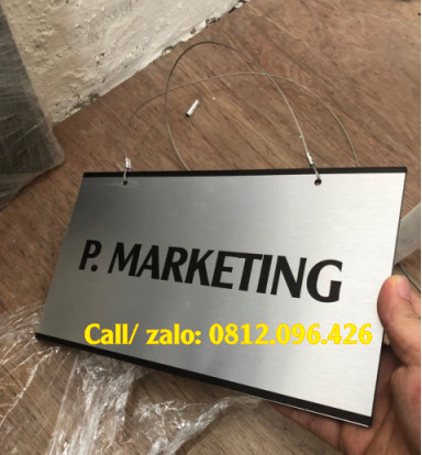 thi cong bien treo vp3 Làm biển treo thả trần văn phòng