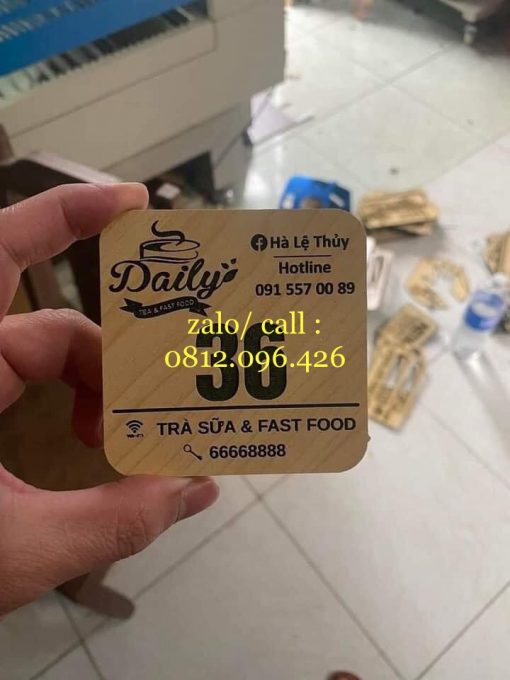 Bien-so-bang-go-de-ban1 BIỂN SỐ BÀN BẰNG GỖ MỚI NHẤT