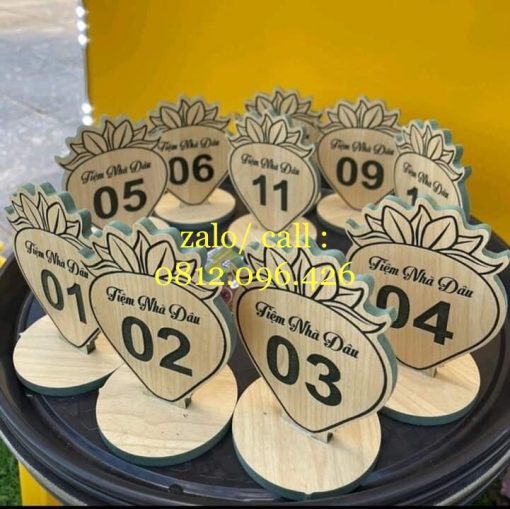 Bien-so-bang-go-de-ban3 BIỂN SỐ BÀN BẰNG GỖ MỚI NHẤT