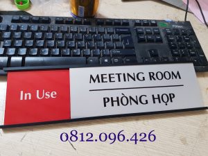 Biển trượt thay đổi trạng thái phòng họp.